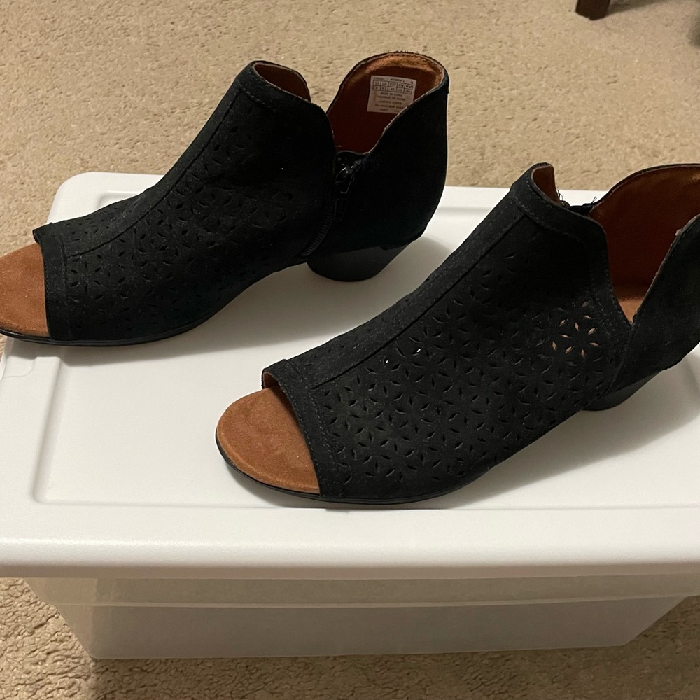 Cobb Hill by New Balance Black Ankle Booties
